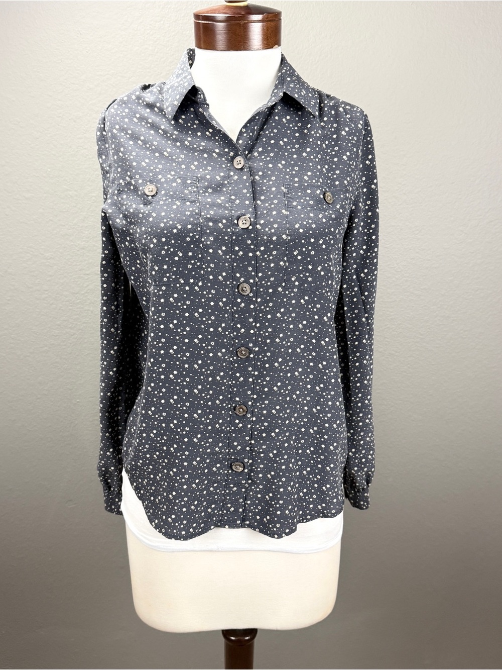 Club Monaco Gray White Ditsy Floral Button Front Blouse Career Top Sz S A abunda